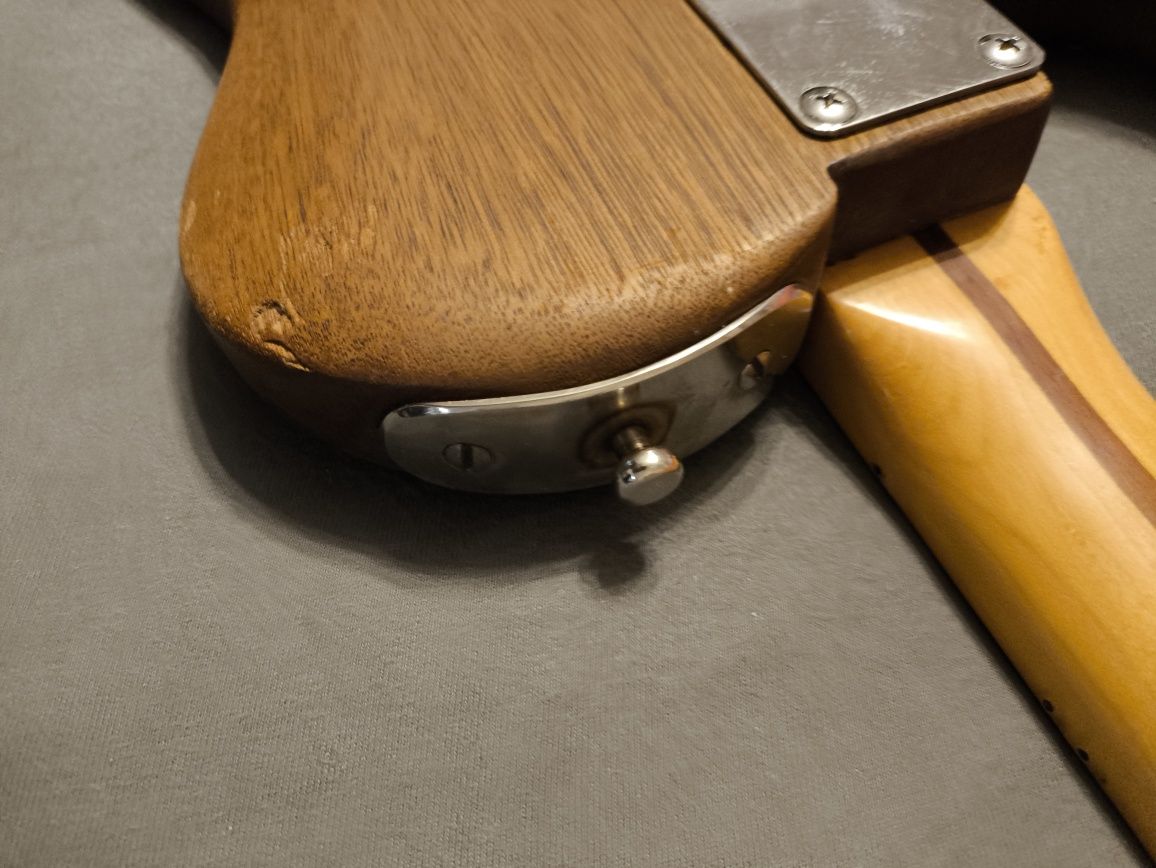 Gitara elektryczna mahoniowa nietypowa