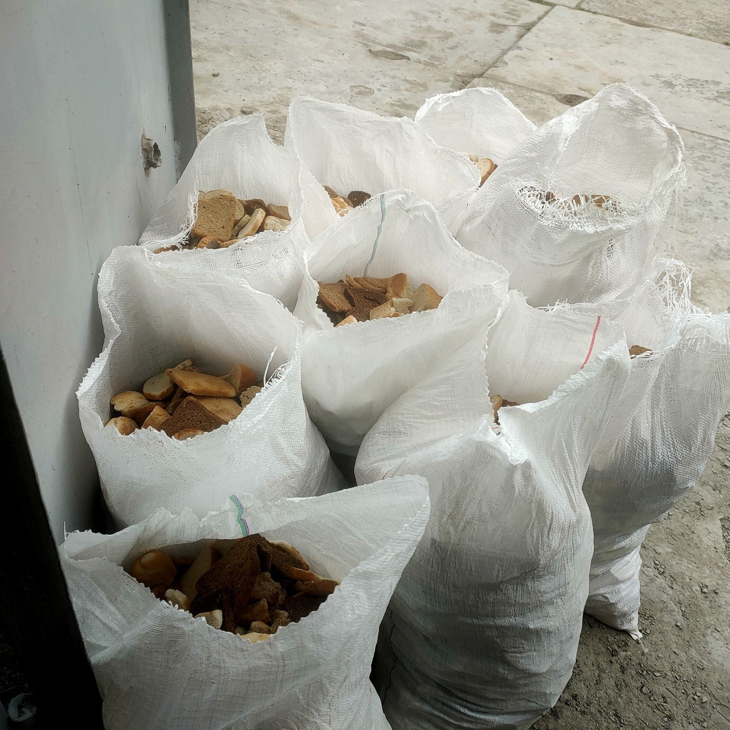 Сухарі сушений хліб на корм Тваринам 120 гривень мішок 10 кг