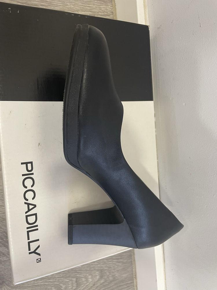 Sapatos Piccadilly pretos