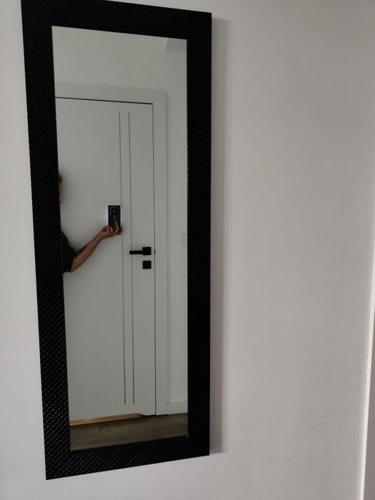 Lustro w czarnej ramie