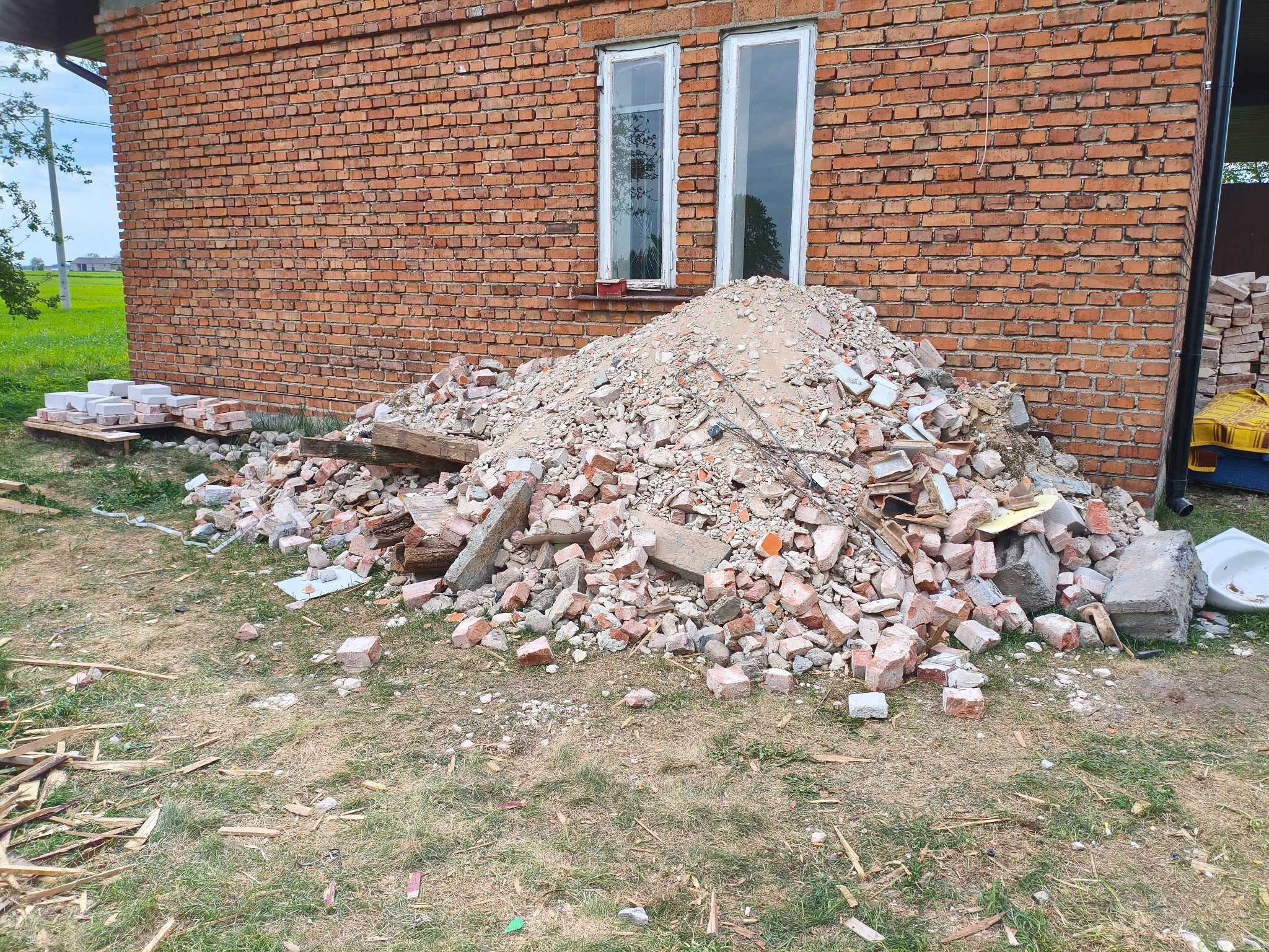 GRUZ, DESKI oddam za DARMO tynki kawałki czerwonej cegły, deski