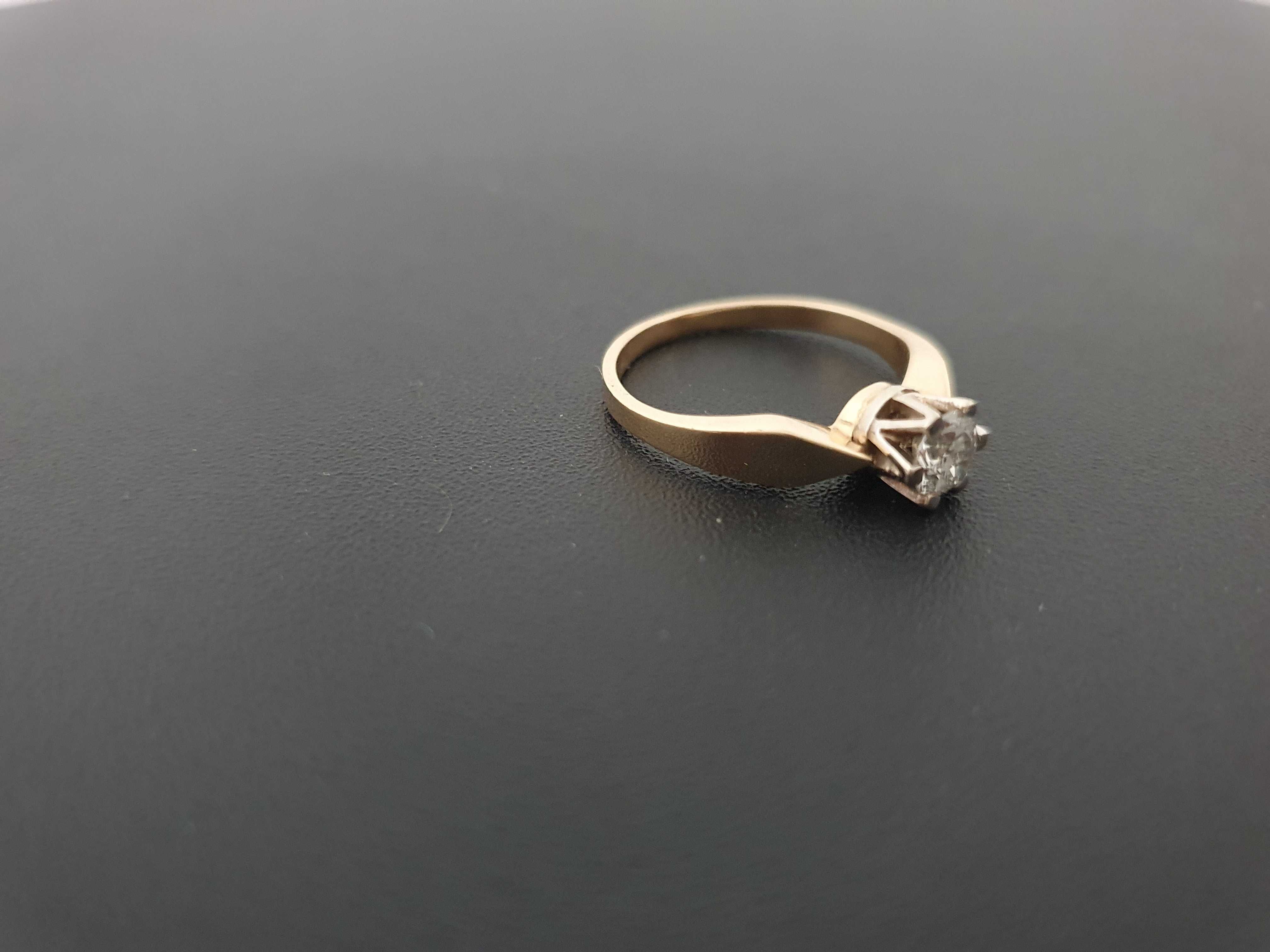 Złoty 585  Pierścionek z diamentem 0,42ct