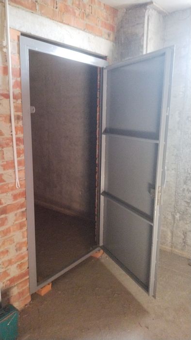 Двері металеві підвальні, кладовочні
