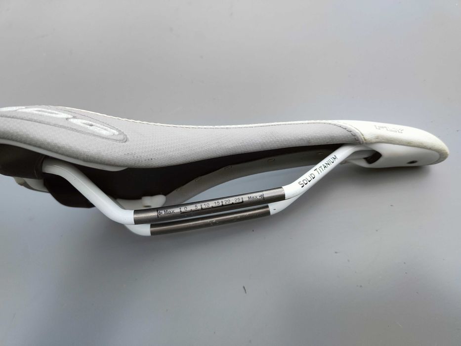 NOWE Siodło SDG FLY 130x260 Titanium. Biało - Szare