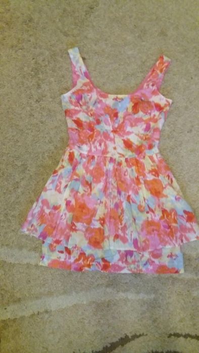 Kolorowa różowa sukienka NEW LOOK rozmiar 36 - 38. Z baskinką WESELE