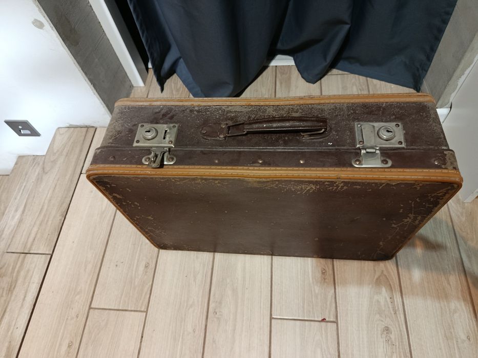 Stara brązowa walizka