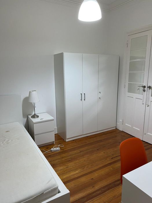 Alugo quarto à av. Roma com boa exposição solar