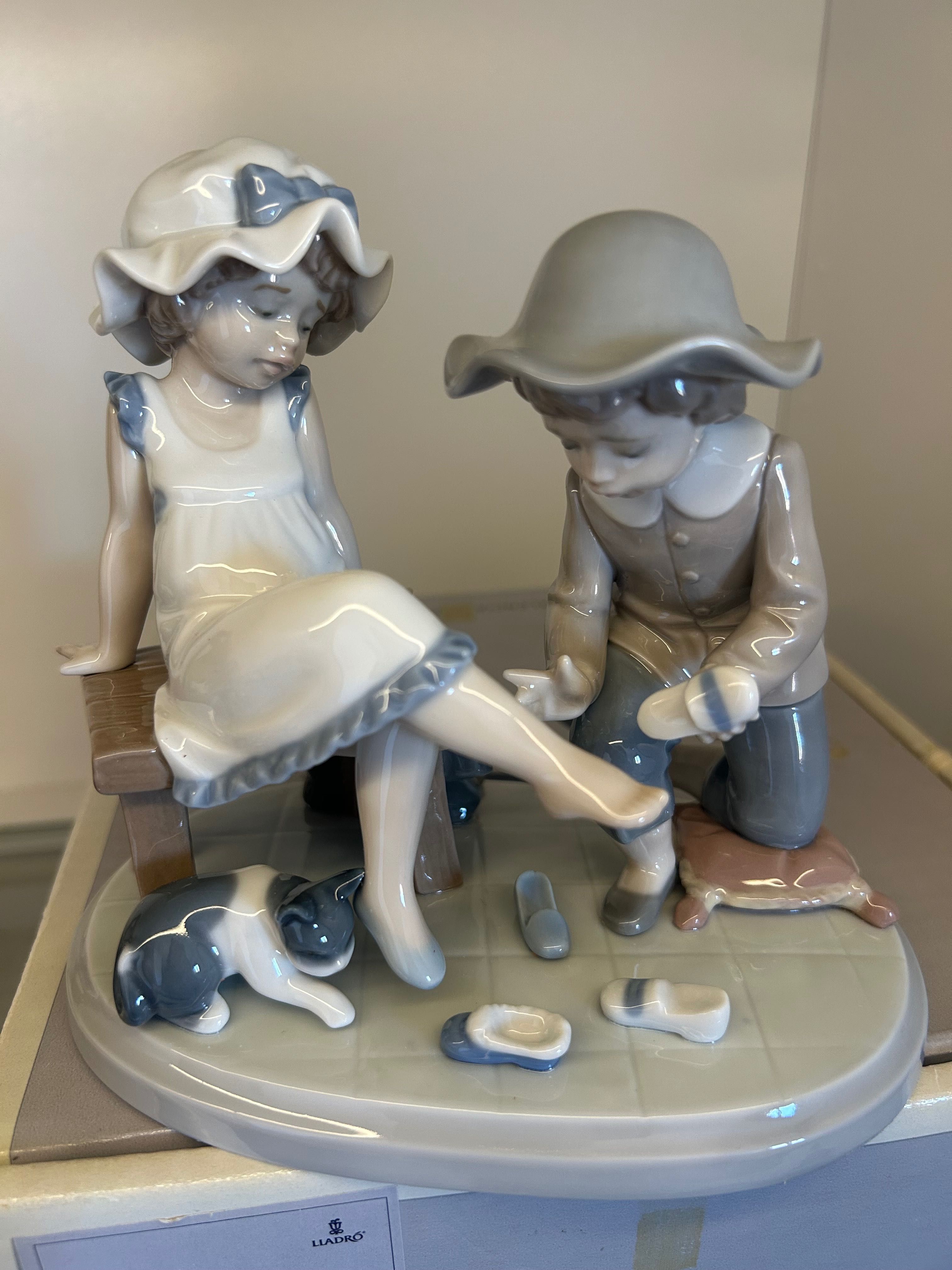 Lladró "5361 Niños jugando con zapatos" com caixa original