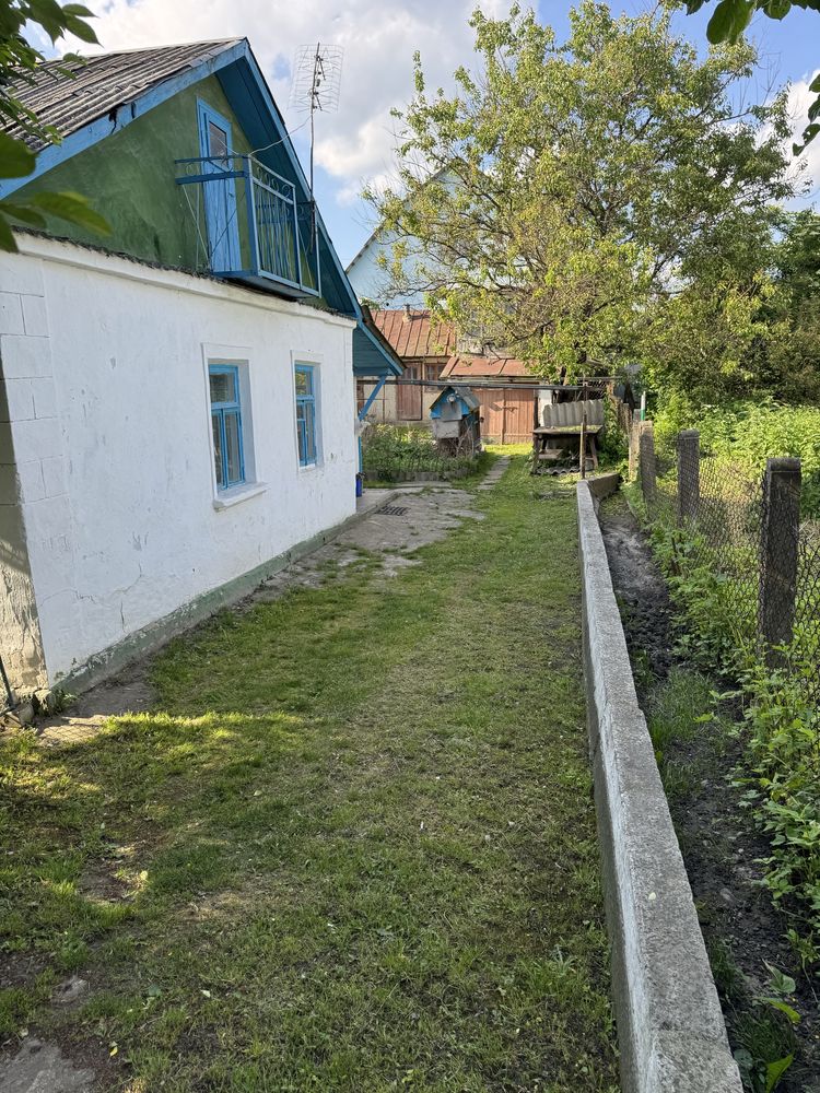 Будинок в затишному місці з великим подвірям