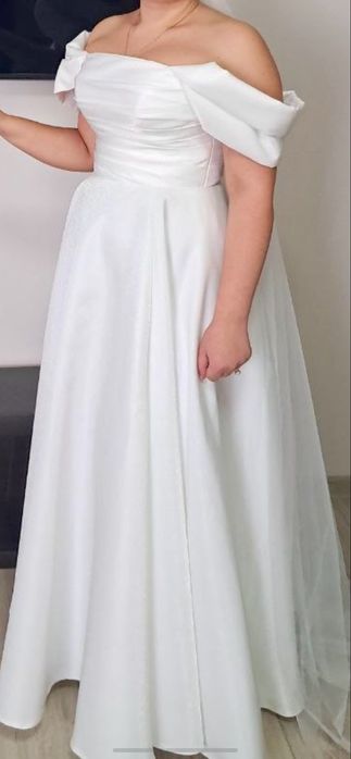 Весільна сукня в гарному стані ( дуже гарна- фото не передають )