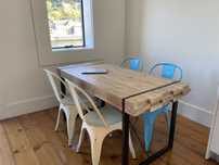 Mesa de madeira com pé em ferro