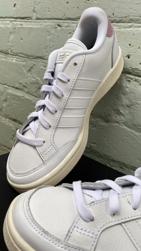 Шкіряні жіночі кеди Adidas