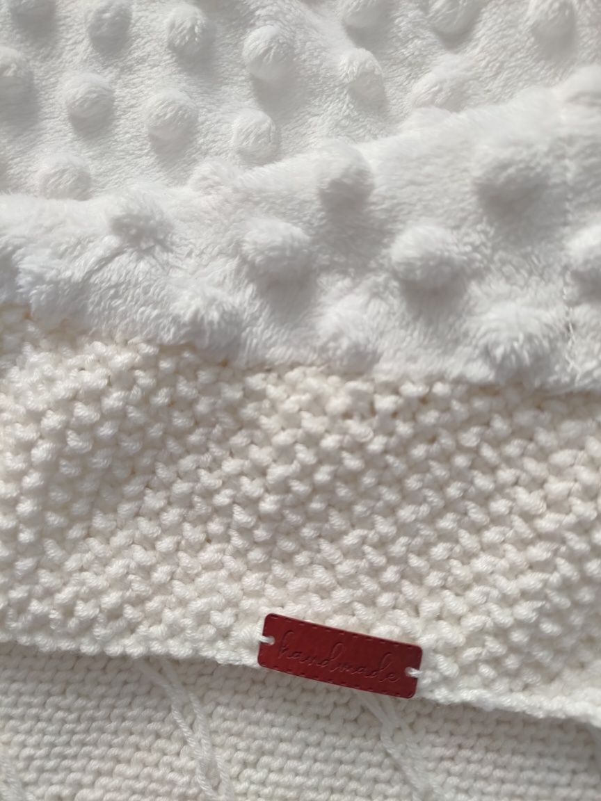 Kocyk do chrztu dziergany biały handmade sesja