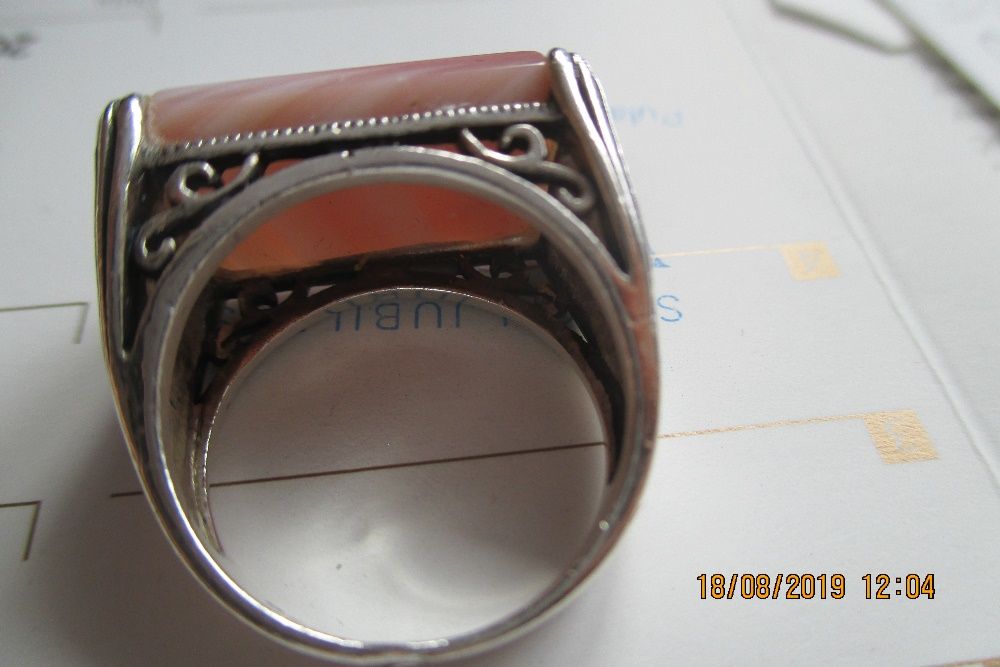 Srebrny przepiękny pierścionek z masą perłową i markazytami od Kruk