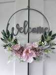 Wianek na drzwi z napisem Welcome