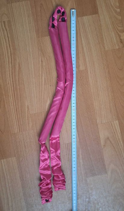 Różowy satynowy wałek do kręcenia włosów loki bez użycia ciepła