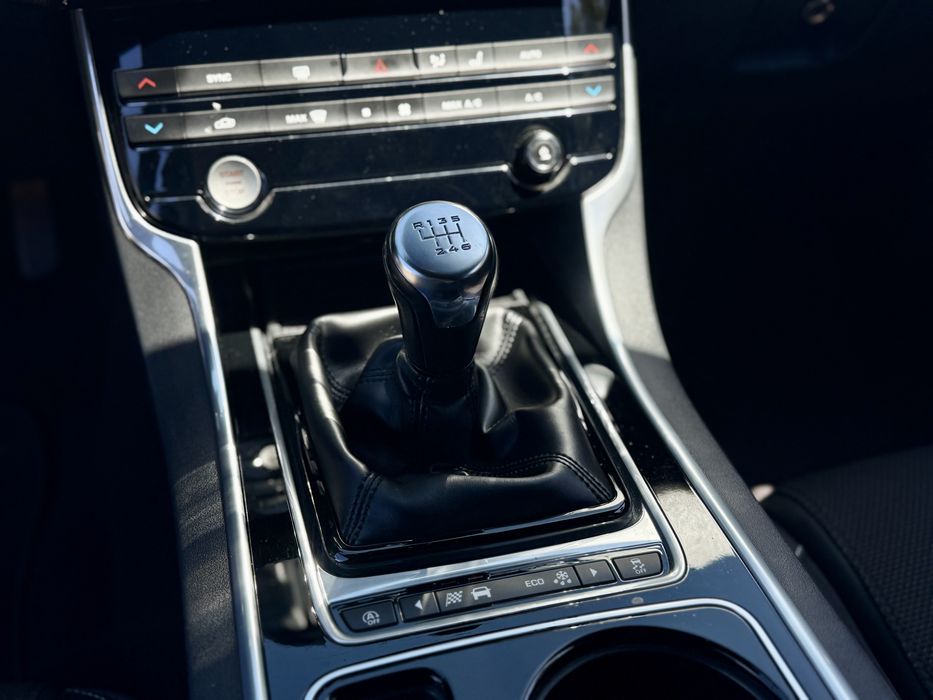 Jaguar XE R-Sport (Possibilidade de financiamento)