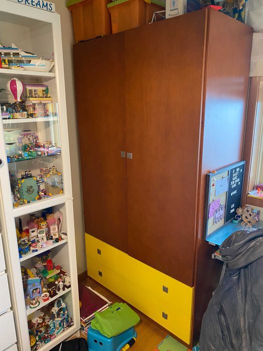 Cama e roupeiro de solteiro