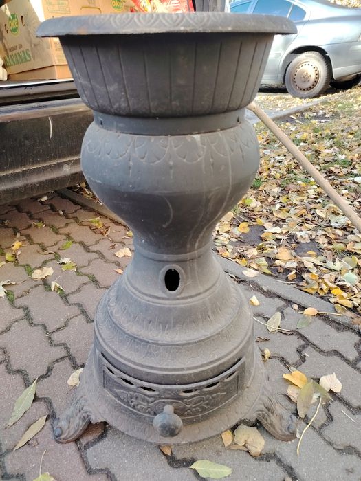Stary żeliwny piecyk typu koza