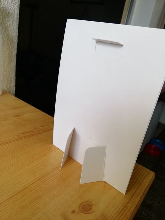 Posters e postais embalados.