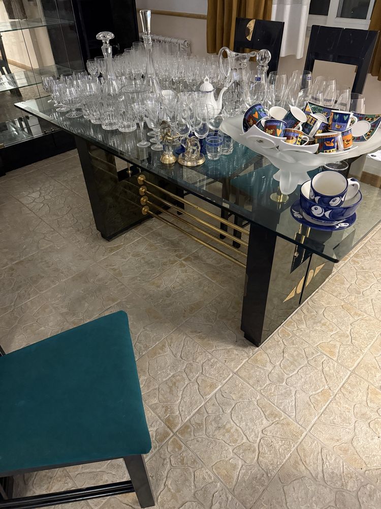 Mesa + 6 cadeiras e movel cristaleira