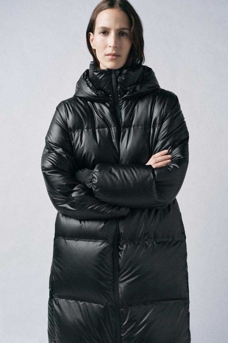 Довгий чорний пуховик від бренду zara (80% пух, 20% перо)