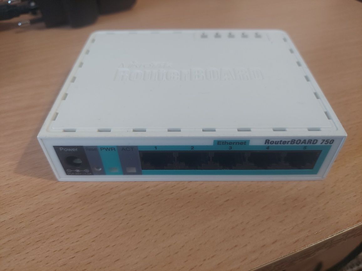 Роутер Mikrotik RB750