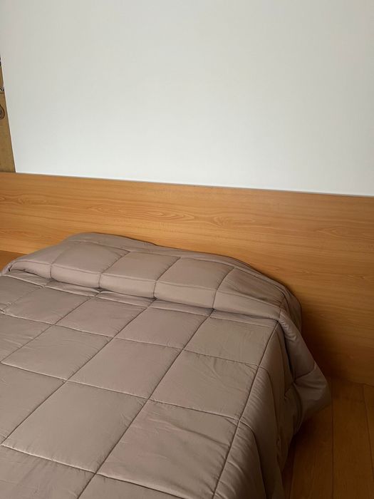 Cama de casal com 2 mesinhas de cabeceira