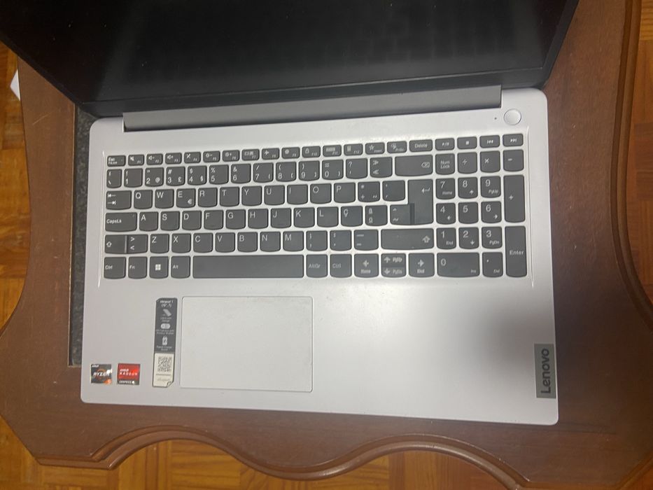 Computador lenoco cinzento