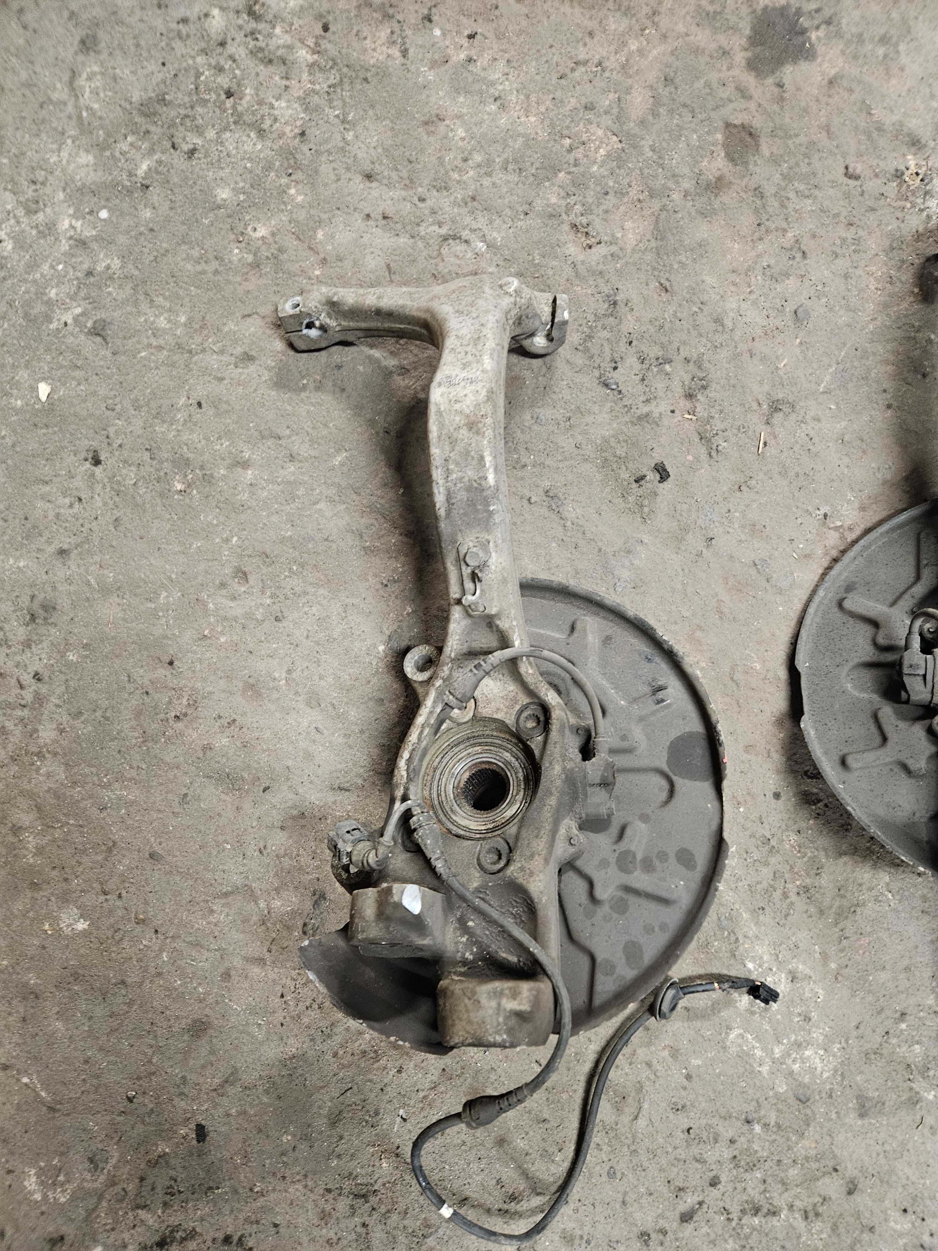 Piasta Zwrotnica Lewa Przednia Przód Audi  A4 B6 8E0,407,241B