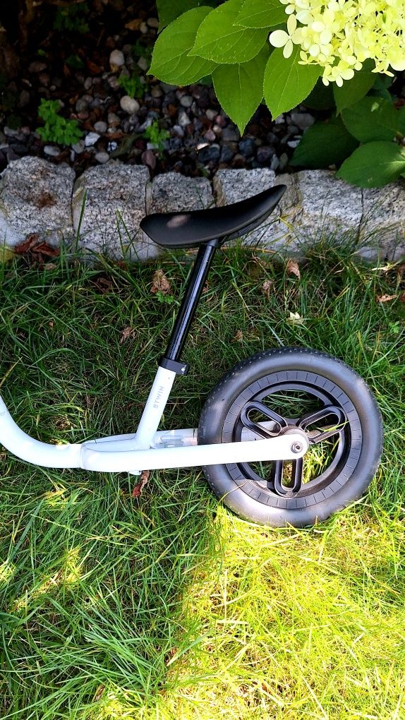 Biały rowerek biegowy Btwin Runride Decathlon