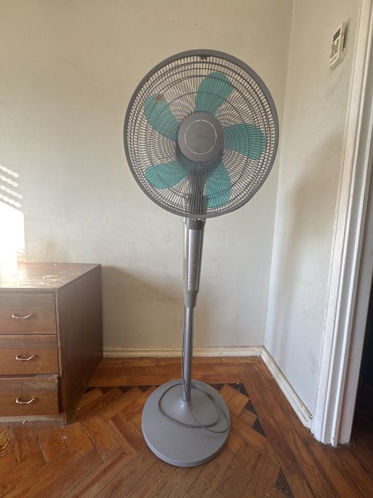 Vendo  ventoinha  de  pé  alto  a  funcionar  na  perfeição