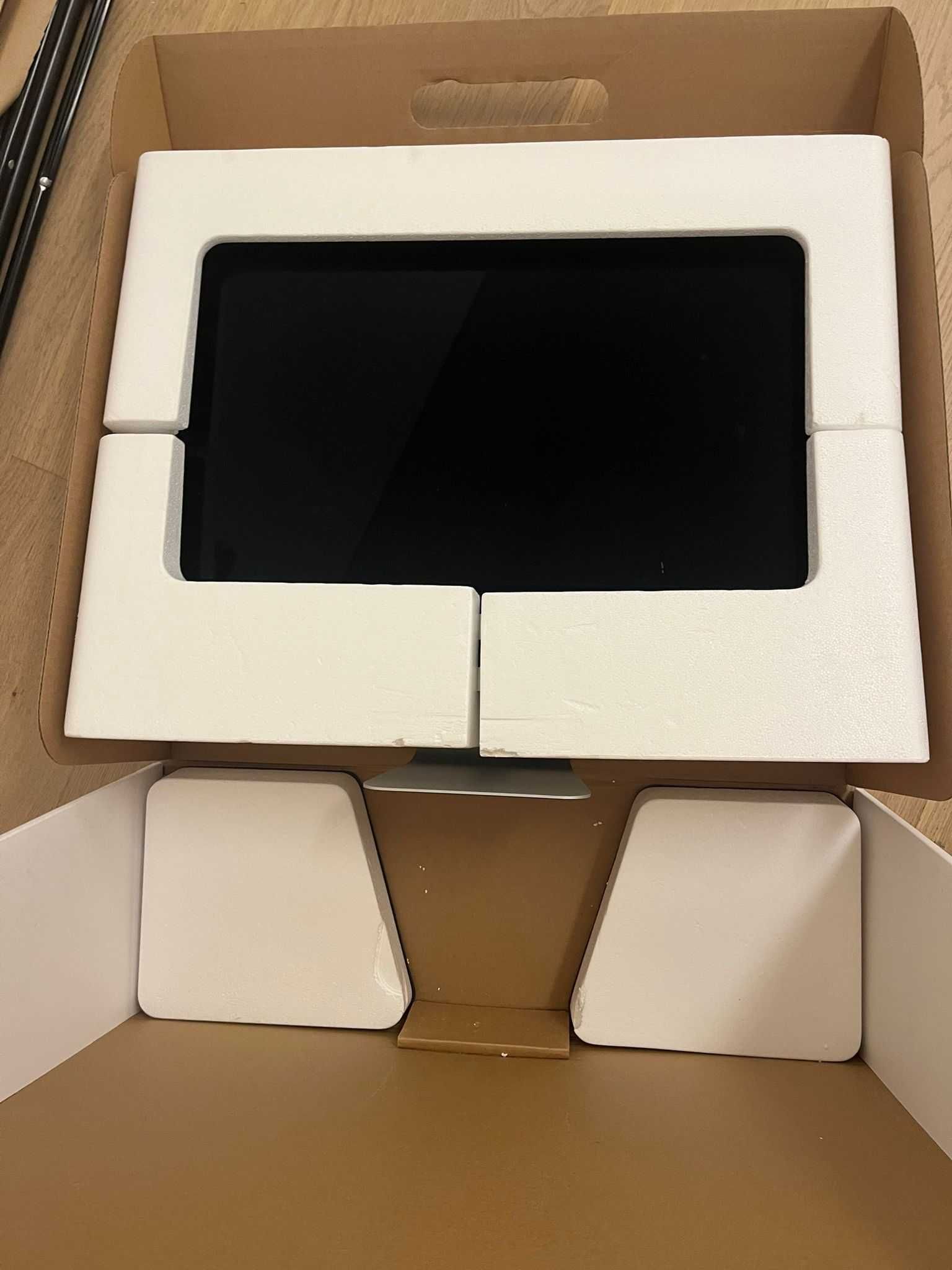 iMac APPLE (21.5" RAM 8GB) com teclado + rato