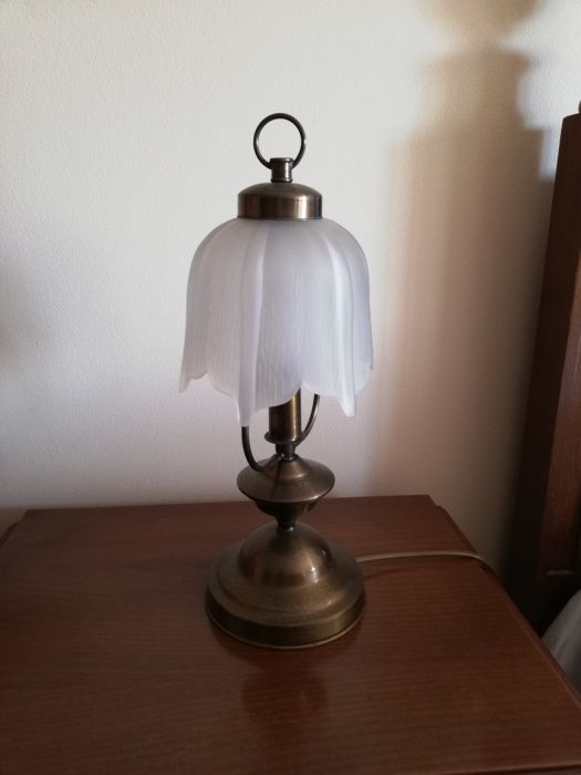 Candeeiros de tecto e mesa de cabeceira