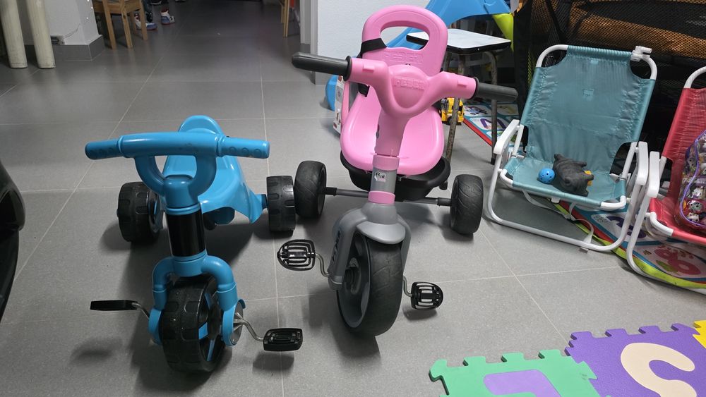 Triciclos criança azul e rosa