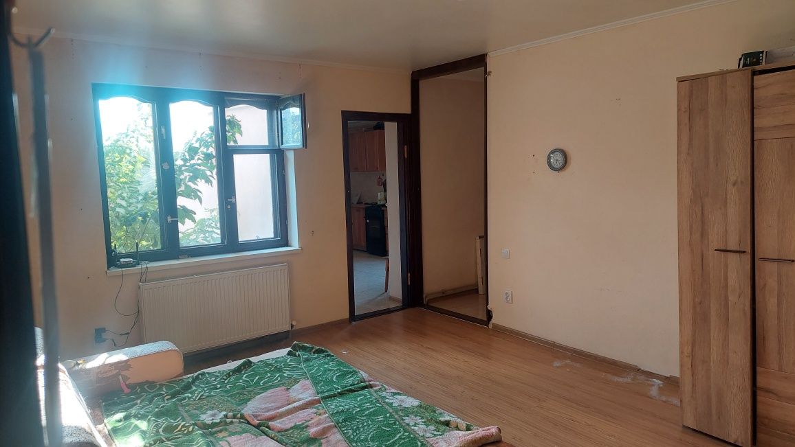 Продам 3-кімнатну квартиру. Вул.Коцюбинського,72.