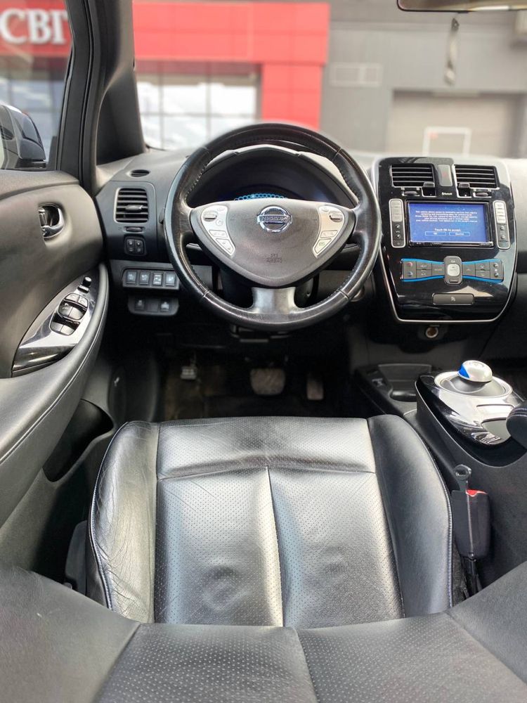 Продам Nissan Leaf.
