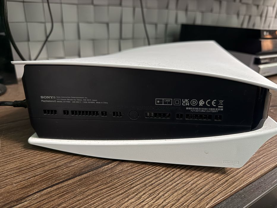 PlayStation 5 z napędem + 2 pady + 2 gry + stacja ładowania + podstawk