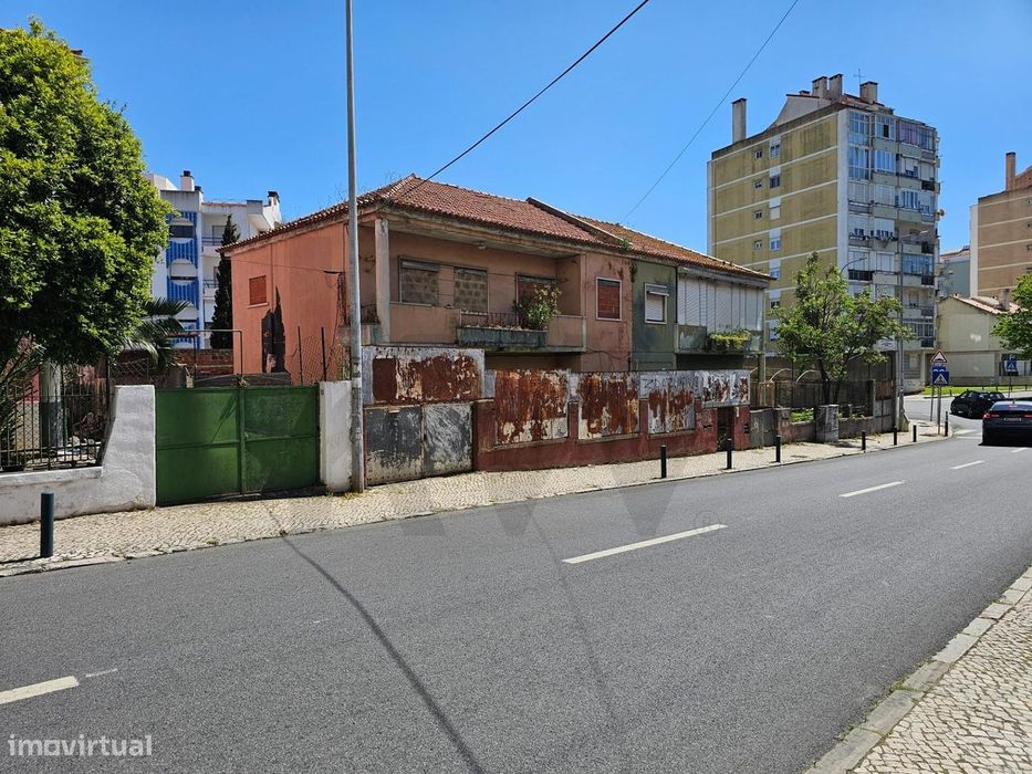 Venda Moradia  8 assoalhadas para Reconstrução Total na Calçadinha da