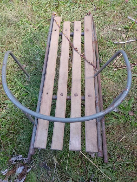 Sanki metalowe solidne z oparciem