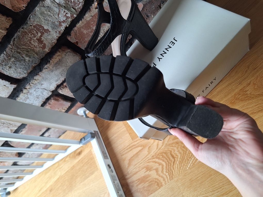 Buty na słupku. Sandały na platformie 38