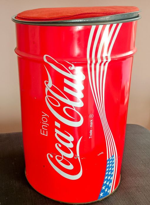Coca cola puszka do siedzenia i schowek