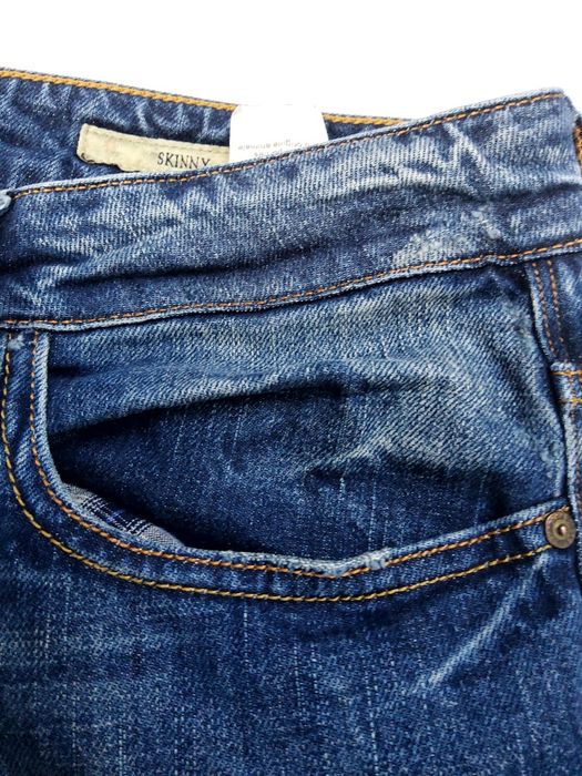 Guess - męskie spodnie jeansowe z dziurami i przetarciami