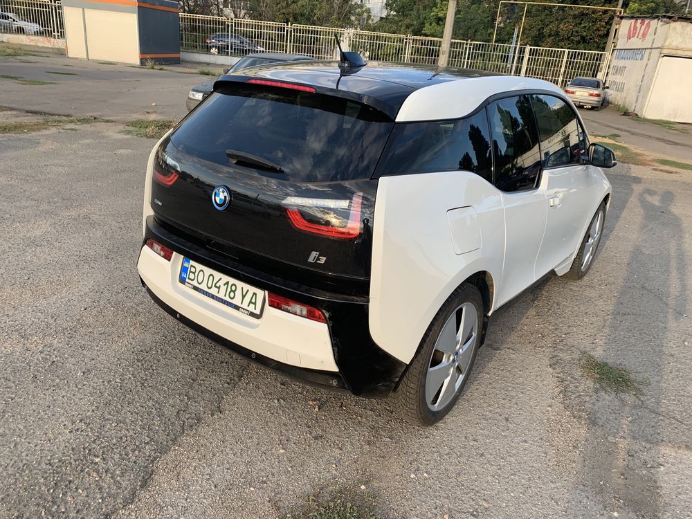 bmw i3 белая 2015 года Европа. электромобиль. музыка Harman