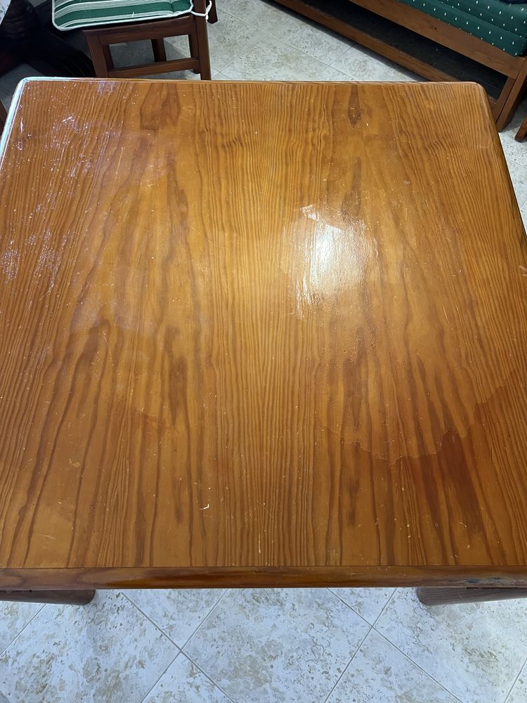 Mesa quadrada de madeira