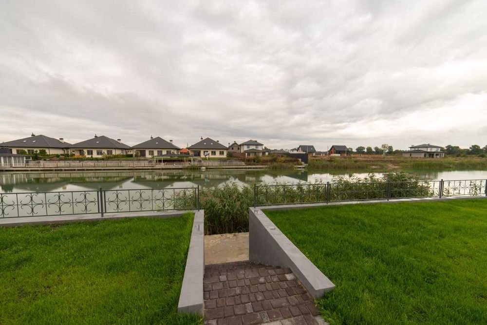 Продам новий будинок на березі озера з бассейном в КГ Міжріччя