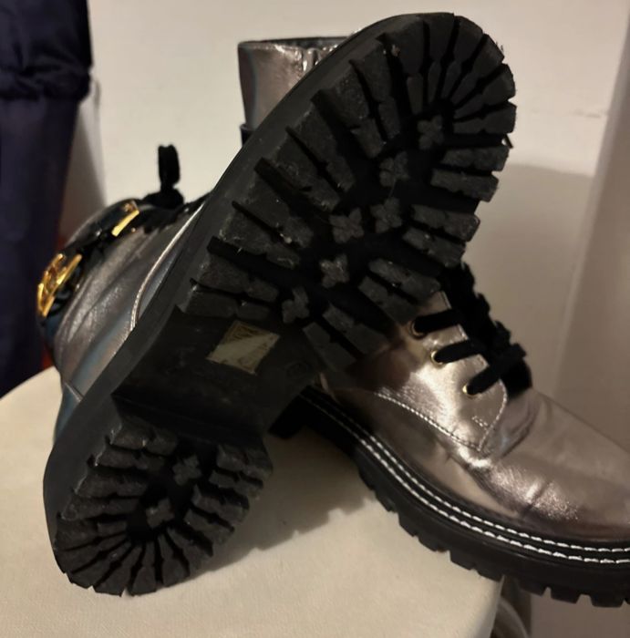 Botas cinzentas prateadas