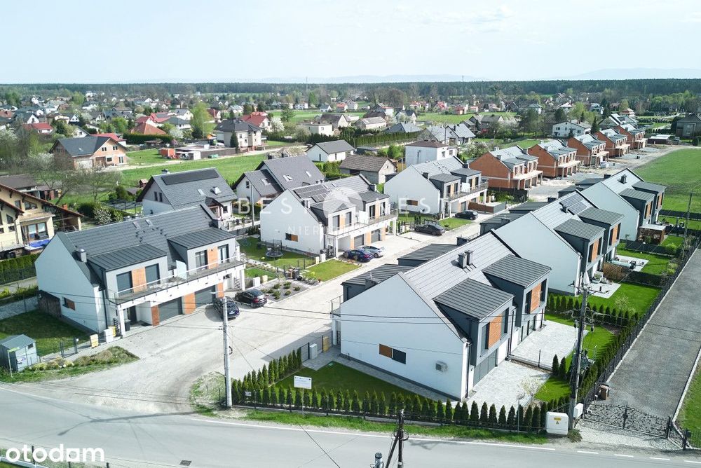 Nowoczesny dom z garażem w zabudowie bliźniaczej