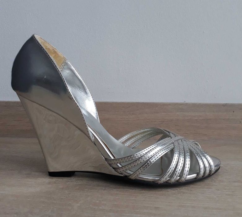 Eleganckie srebrne sandałki na lustrzanym koturnie 36,5
