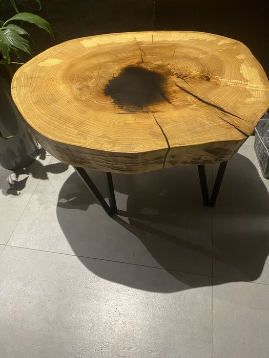 Stolik z dużego plastra jesionu z żywicą loft